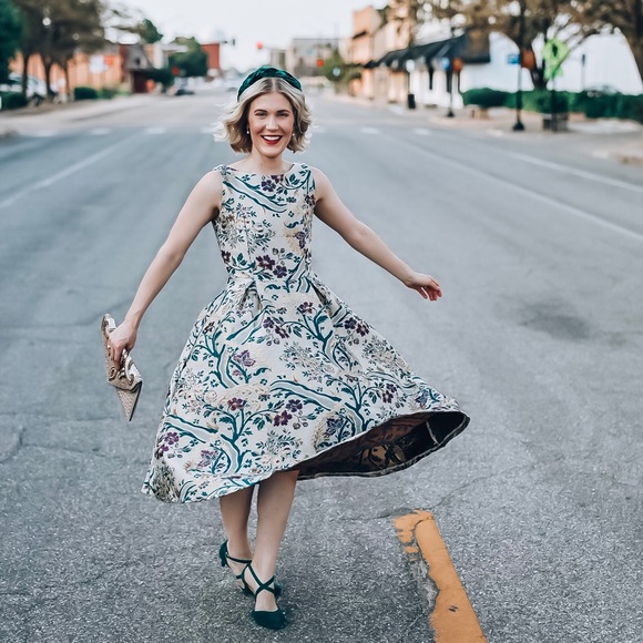 Gorgeous and Like New Chicwish Midi Dress